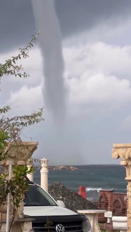 Hatay'da denizde hortum oluştu