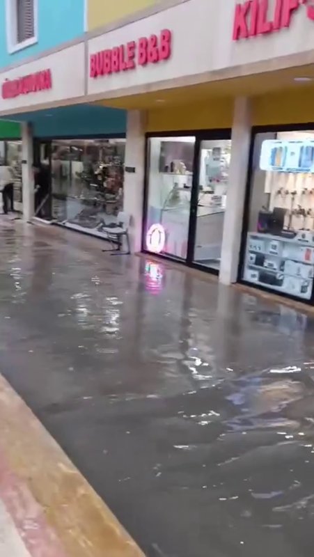 İskenderun ayakkabıcılar çarşısı sular altında kaldı