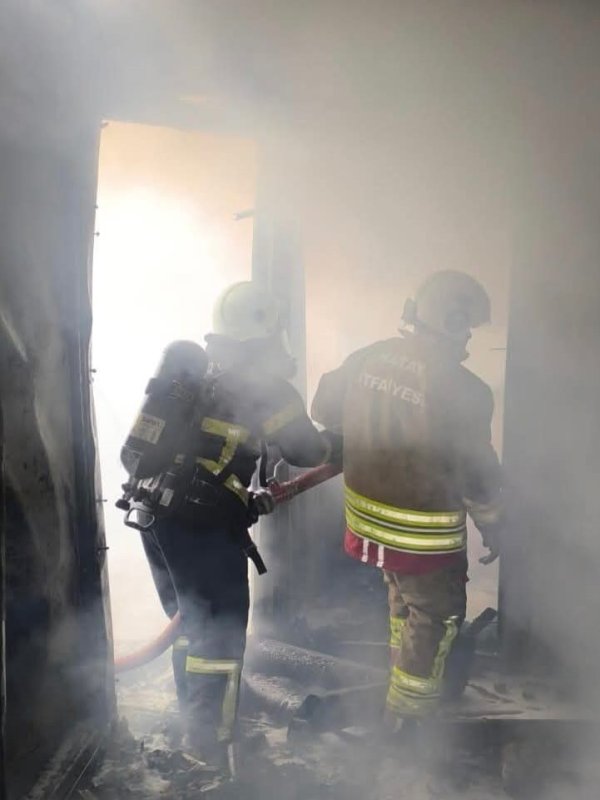 Hatay'da alevlere teslim olan konteyner kullanılamaz hale geldi