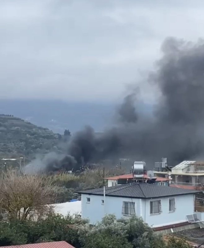 Hatay'da alevlere teslim olan konteyner kullanılamaz hale geldi