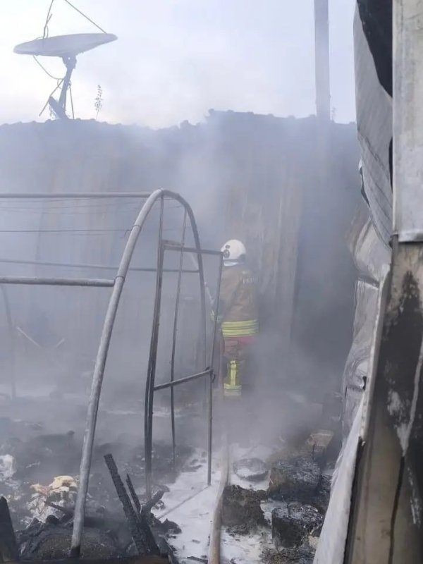 Hatay'da alevlere teslim olan konteyner kullanılamaz hale geldi