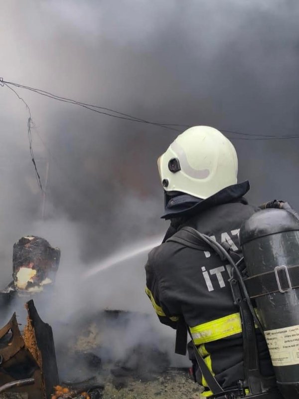Hatay'da alevlere teslim olan konteyner kullanılamaz hale geldi