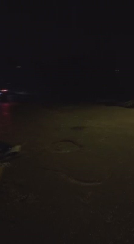 Çukura düşen araçları durdurmaya çalıştı, başarısız oldu