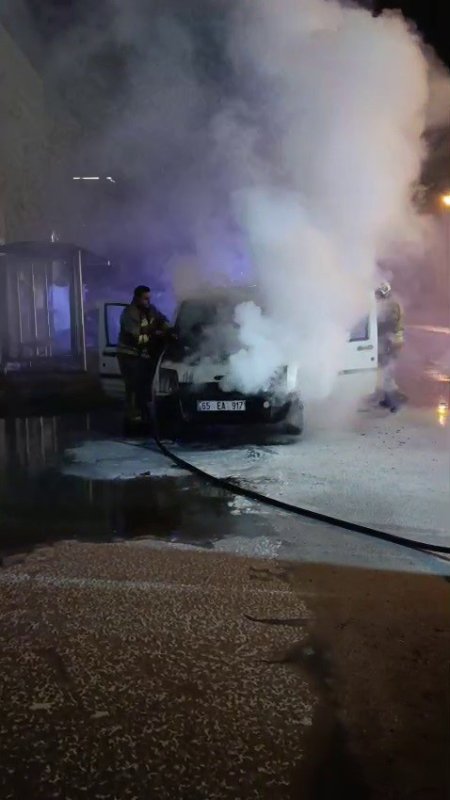 İskenderun'da seyir halindeki araç alevlere teslim oldu