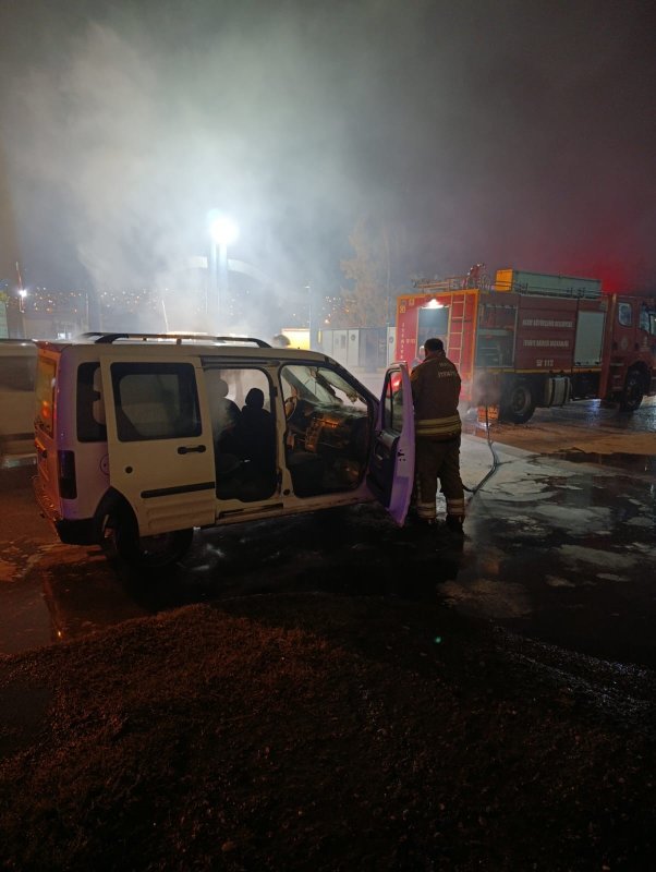 İskenderun'da seyir halindeki araç alevlere teslim oldu