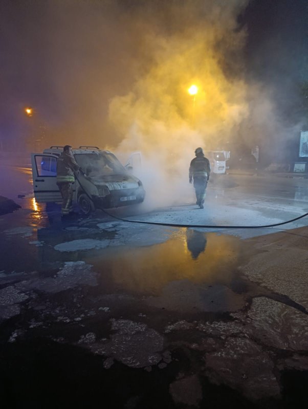 İskenderun'da seyir halindeki araç alevlere teslim oldu