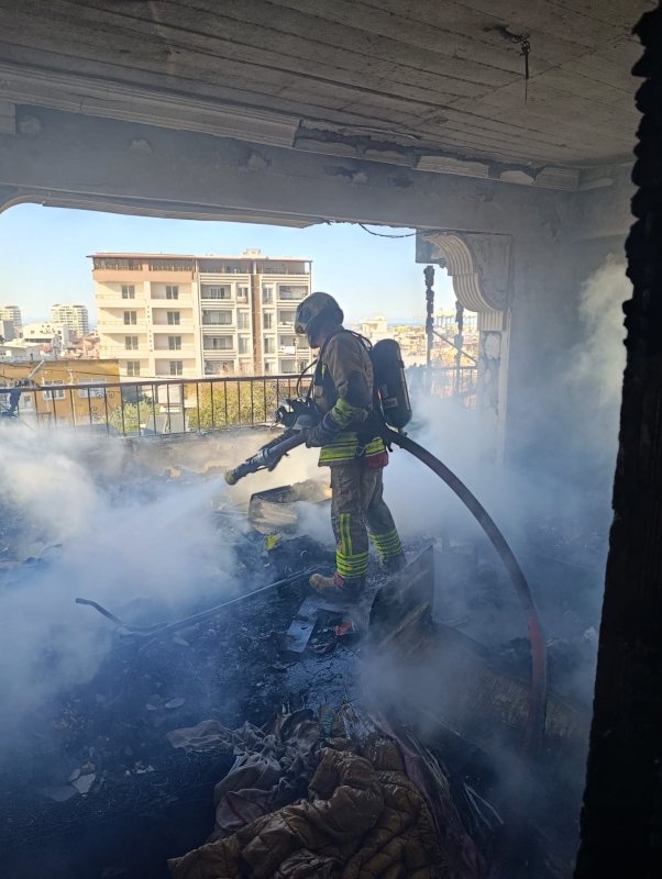 Alevlere teslim olan evinden çıkmak isteyen şahıs yaralandı