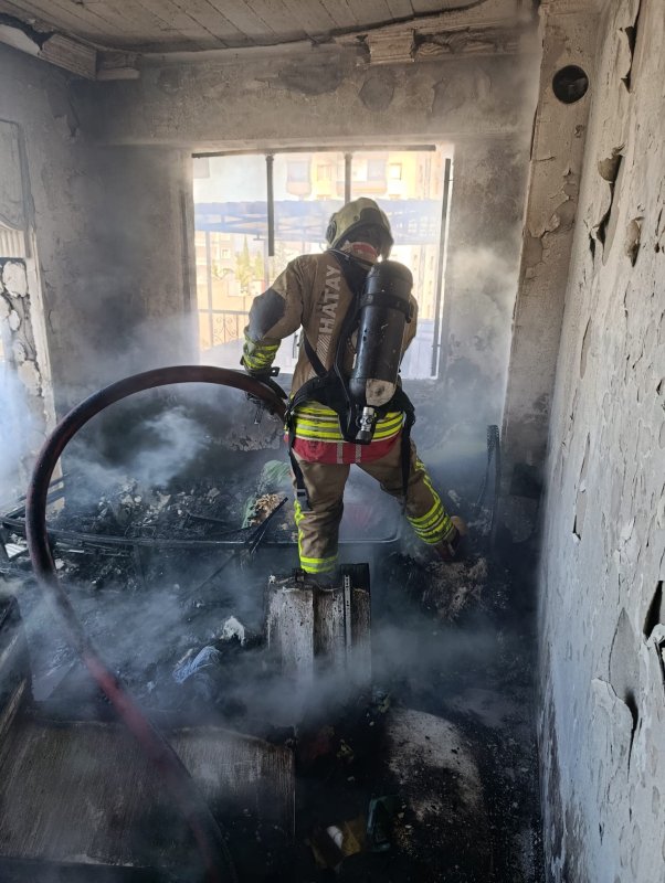 Alevlere teslim olan evinden çıkmak isteyen şahıs yaralandı