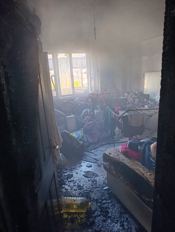 Alevlere teslim olan evinden çıkmak isteyen şahıs yaralandı