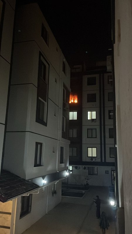 Depremde evi yıkılan ailenin yeni yuvası alev alev yandı