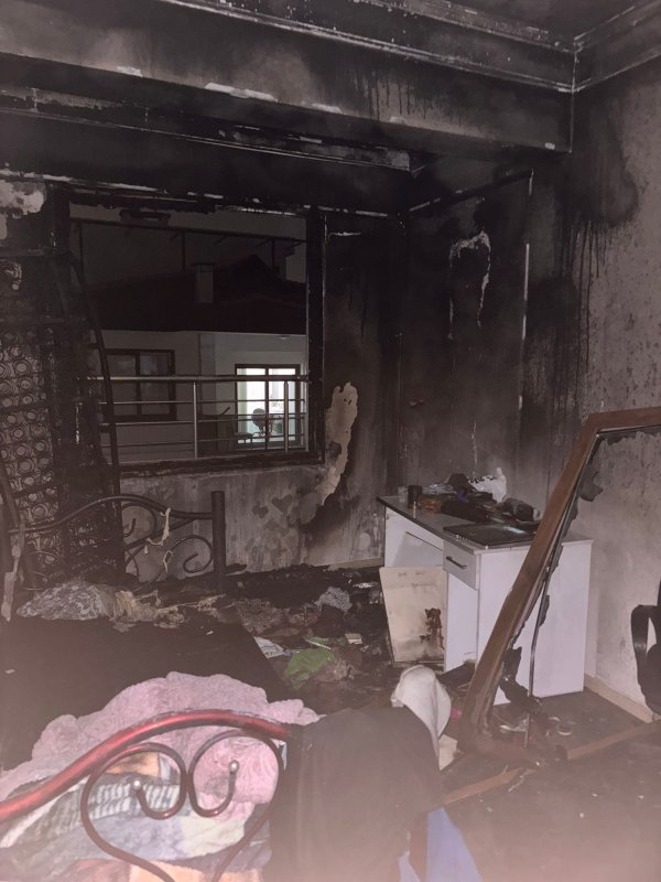 Depremde evi yıkılan ailenin yeni yuvası alev alev yandı