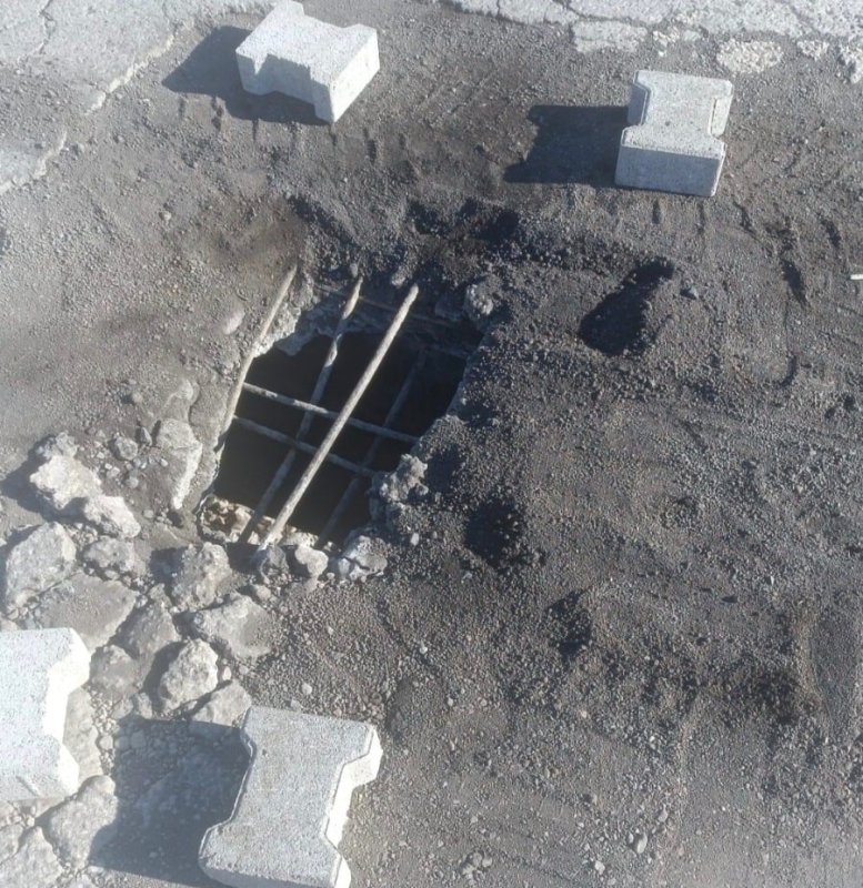 Ortasında delik oluşan köprü trafiğe kapatıldı