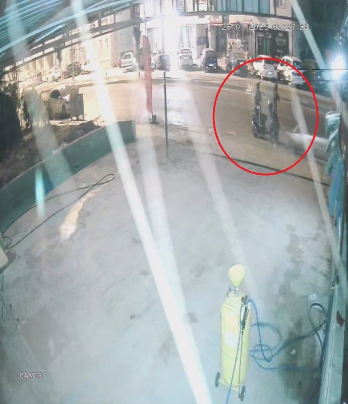 Film sahnelerini aratmayan görüntü: Motosikletle gelen maskeli 2 şahıs pompalı tüfeklerle iş yerini kurşunladı