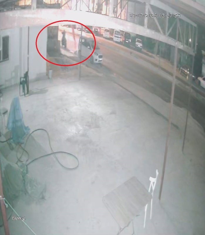 Film sahnelerini aratmayan görüntü: Motosikletle gelen maskeli 2 şahıs pompalı tüfeklerle iş yerini kurşunladı