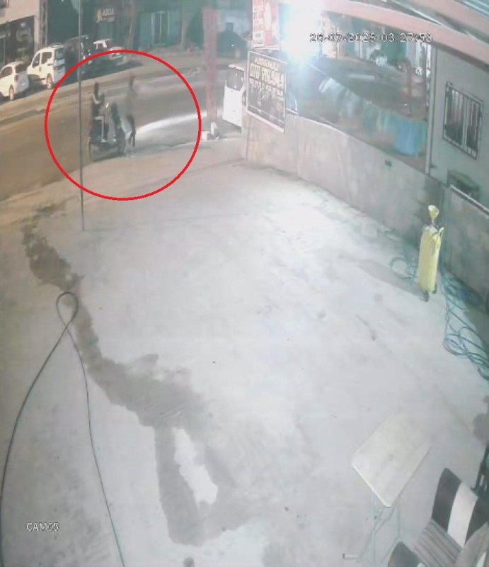 Film sahnelerini aratmayan görüntü: Motosikletle gelen maskeli 2 şahıs pompalı tüfeklerle iş yerini kurşunladı