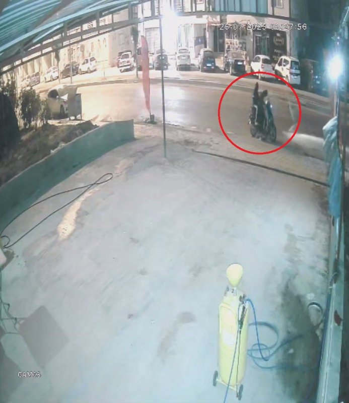 Film sahnelerini aratmayan görüntü: Motosikletle gelen maskeli 2 şahıs pompalı tüfeklerle iş yerini kurşunladı
