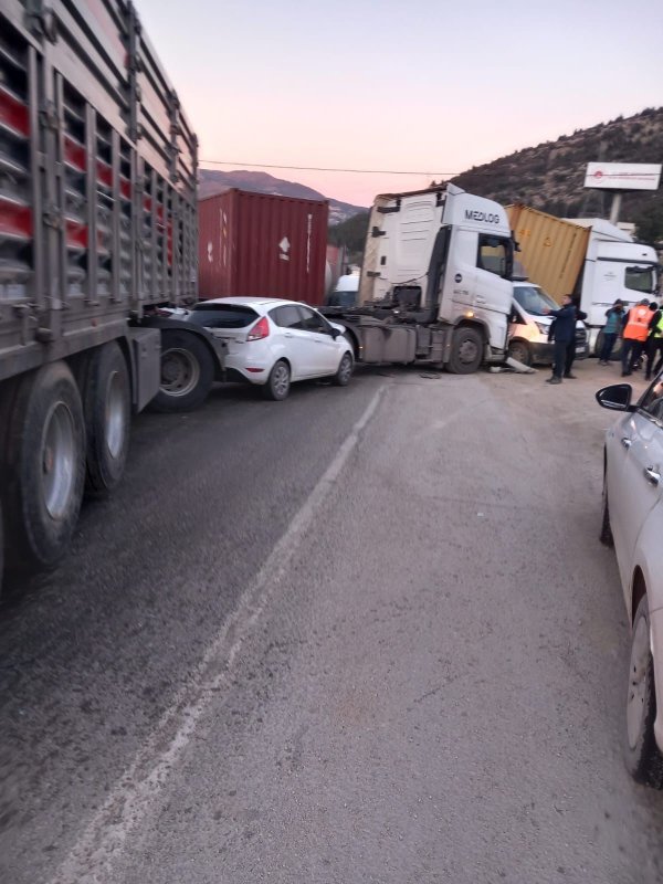 Hatay'da 12 aracın karıştığı kazada 11 kişi yaralandı