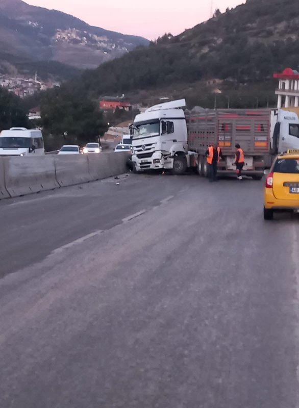 Hatay'da 12 aracın karıştığı kazada 11 kişi yaralandı