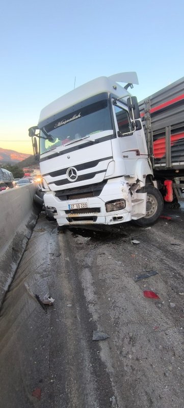 Hatay'da 12 aracın karıştığı kazada 11 kişi yaralandı