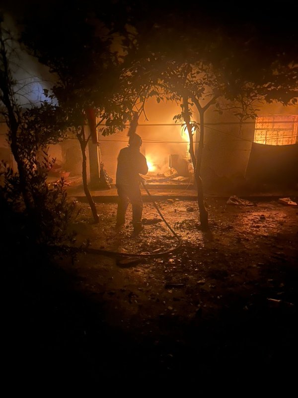 Alevlerin yükseldiği evde mahsur kalan kediyi itfaiye kurtardı