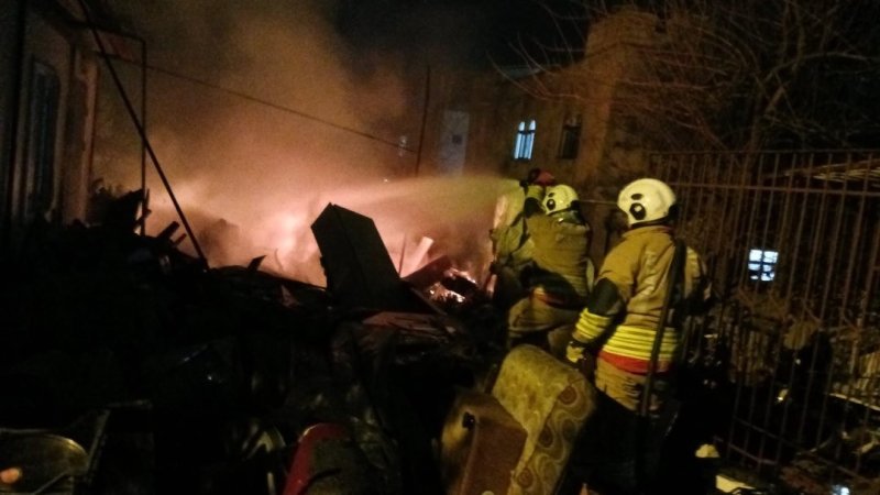 Payas’ta hurdalık alan alevlere teslim oldu