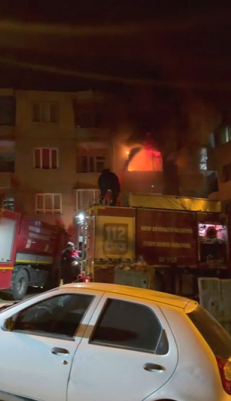 Alevlere teslim olan apartman dairesi kullanılmaz hale geldi (Fotoğraflı) Ramazan İlın HATAY (İHA) - Hatay'ın Defne ilçesinde alevlere teslim olan apartman dairesi yanarak kullanılmaz hale geldi. Edinilen bilgiye göre, Defne ilçesi Harbiye Mahallesi'ndeki bir apartmanın ikinci katındaki dairede çıkan yangın kısa sürede büyüdü. Durumu fark eden komşular 112 Acil Çağrı Merkezi'ni aradı. Olay yerine kısa sürede gelen Hatay Büyükşehir Belediyesi itfaiye ekipleri, yangına müdahale ederek büyümeden söndürdü. Yangının çıktığı apartman dairesinde kimsenin yaşamadığı öğrenilirken eşyalar kullanılamaz hale geldi. "Yanan daire boştu" Dairenin alevlere teslim olduğunu ifade eden vatandaş Emir Doğan, "Akşam saatlerinde evde otururken birden dışarıdan bağrışma sesleri duyduk. Dışarı çıktığımızda yukarıdaki kattan alevler çıkıyordu. Hemen itfaiye ekiplerine haber verdik. Sağ olsun hemen yetiştiler ve yangını söndürdüler. Camlar kırılmıştı ve yangın yavaş yavaş diğer dairelere sıçramıştı. Büyümeden itfaiye ekipleri söndürdü. Ev zaten boştu ve kullanılmıyordu. Biraz eşyalar vardı ve onlar kül oldu. Apartman sakinleri hemen tahliye edildi" ifadelerini kullandı.