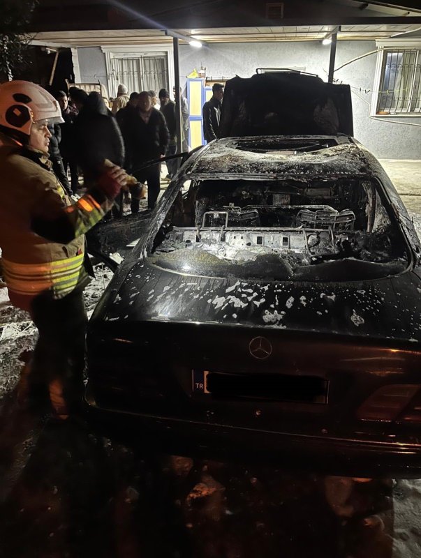 Defne’de otomobil alevlere teslim oldu