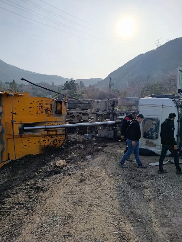 İskenderun’da devrilen hafriyat kamyonunun sürücüsü yaralandı