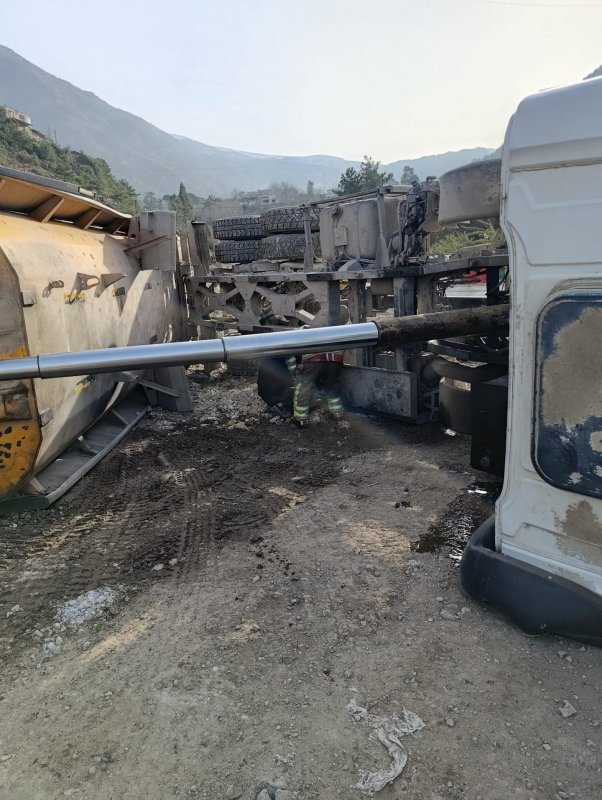 İskenderun’da devrilen hafriyat kamyonunun sürücüsü yaralandı