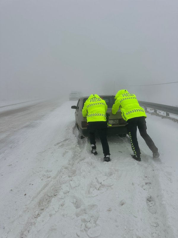 Karla kaplı yollarda mahsur kalan vatandaşların yardımına polis koştu