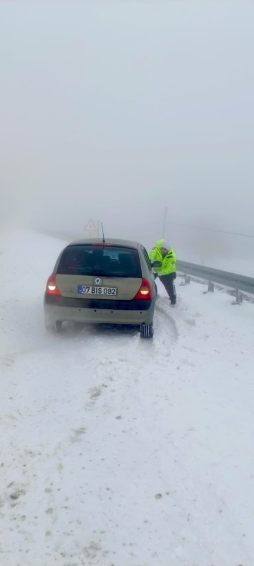 Karla kaplı yollarda mahsur kalan vatandaşların yardımına polis koştu