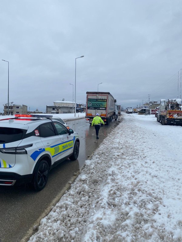 Karla kaplı yollarda mahsur kalan vatandaşların yardımına polis koştu