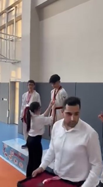 Depremde vefat eden babasının hayalleri için ter döken tekvandocu Ahmet, milli formayla çıktığı turnuvada Türk bayrağını göndere çektirdi