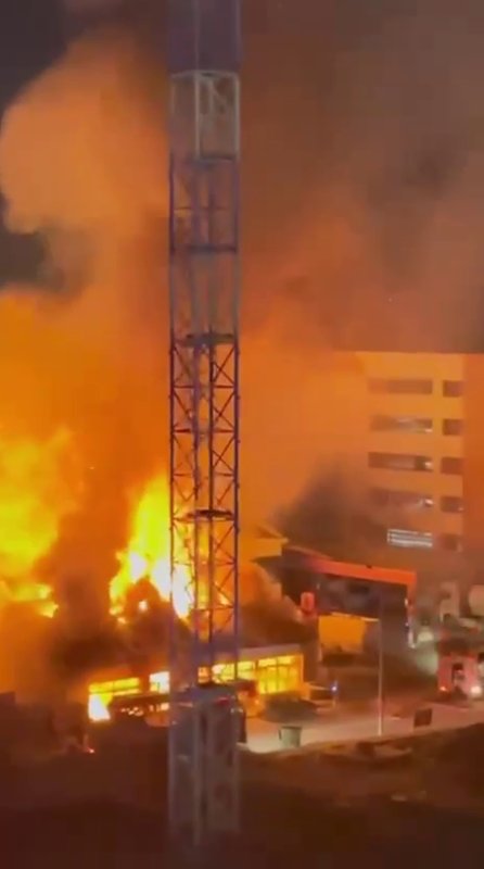 Hatay'da korkutan yangın: Akaryakıt istasyonunun yanındaki bina alevlere teslim oldu