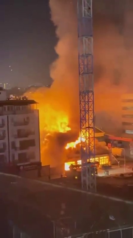Hatay'da korkutan yangın: Akaryakıt istasyonunun yanındaki bina alevlere teslim oldu