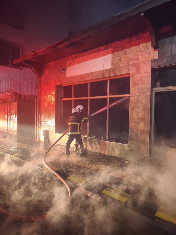 Hatay'da korkutan yangın: Akaryakıt istasyonunun yanındaki bina alevlere teslim oldu