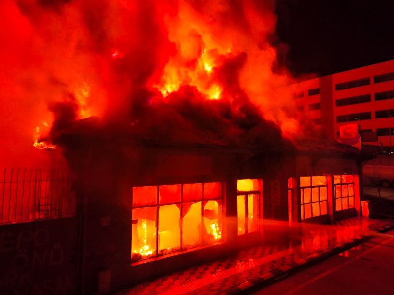 Hatay'da korkutan yangın: Akaryakıt istasyonunun yanındaki bina alevlere teslim oldu