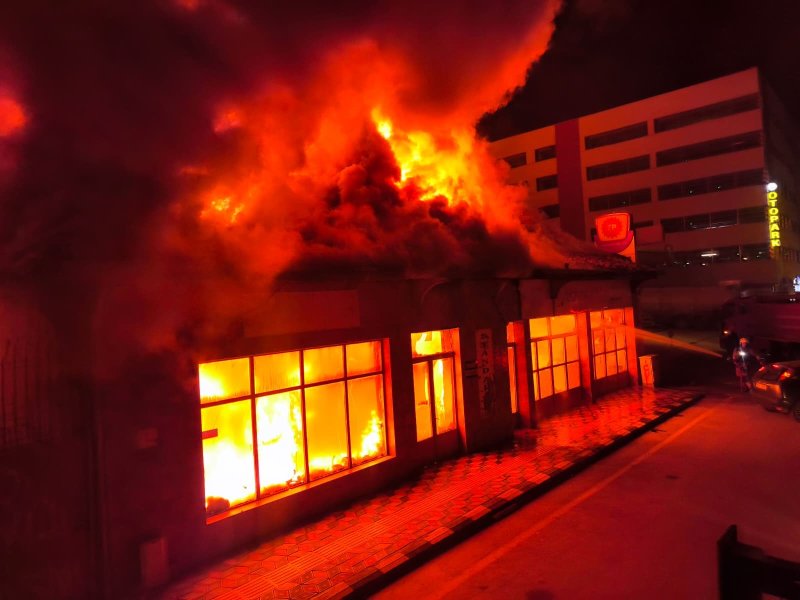 Hatay'da korkutan yangın: Akaryakıt istasyonunun yanındaki bina alevlere teslim oldu