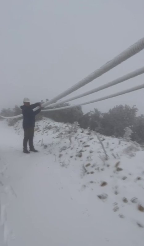 Tipi onlarca elektrik direğini yıktı, buzla kaplanan iletim hatları ekiplerce temizlendi