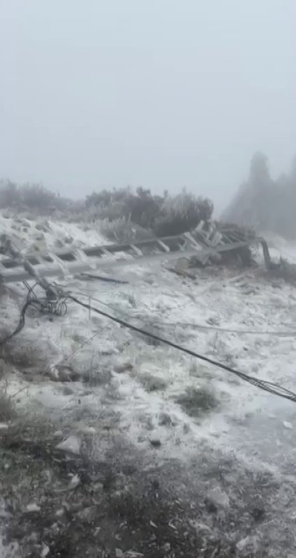 Tipi onlarca elektrik direğini yıktı, buzla kaplanan iletim hatları ekiplerce temizlendi