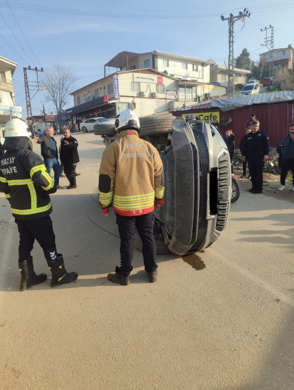 Kırıkhan’da otomobil yan yattı: 2 yaralı
