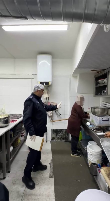 Zabıta denetimi esnasında mutfak tezgahında yıkanan paspas mide bulandırdı