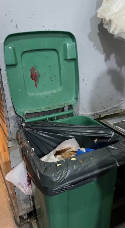 Zabıta denetimi esnasında mutfak tezgahında yıkanan paspas mide bulandırdı