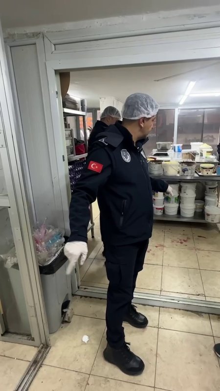 Zabıta denetimi esnasında mutfak tezgahında yıkanan paspas mide bulandırdı