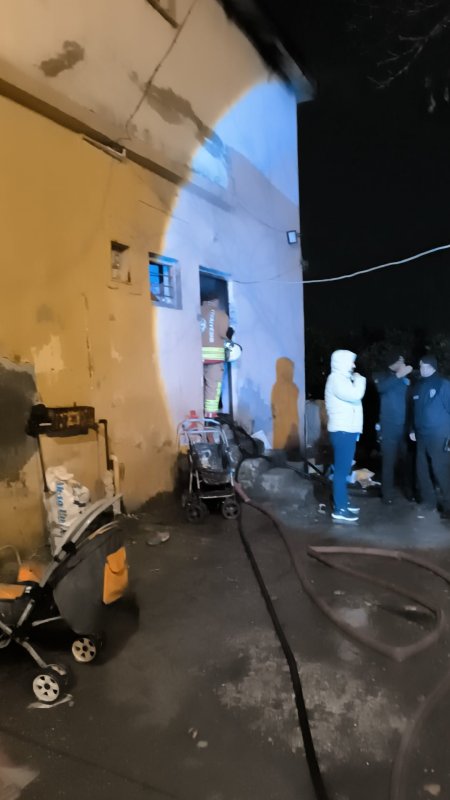Yanan evdeki 7 kişilik aileyi itfaiye kurtardı