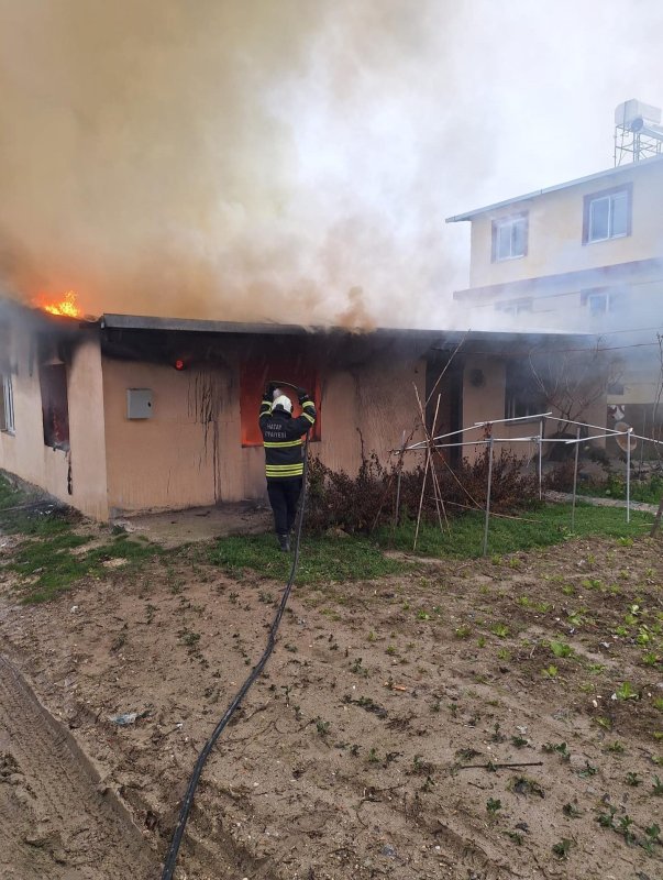 Altınözü’nde ev yangını