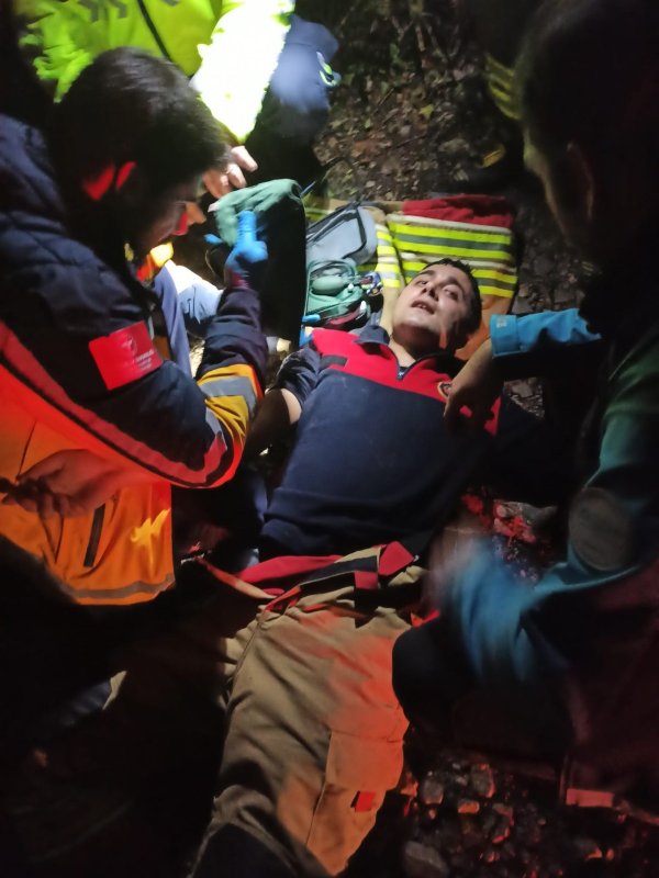 Hatay'da dereye uçan operatörü kurtaran 4 itfaiye personeli zehirlendi