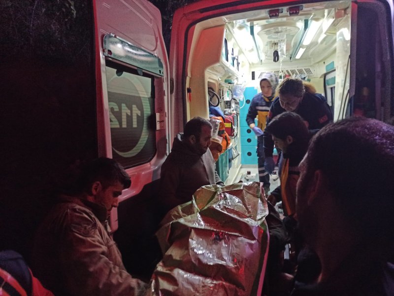 Hatay'da dereye uçan operatörü kurtaran 4 itfaiye personeli zehirlendi