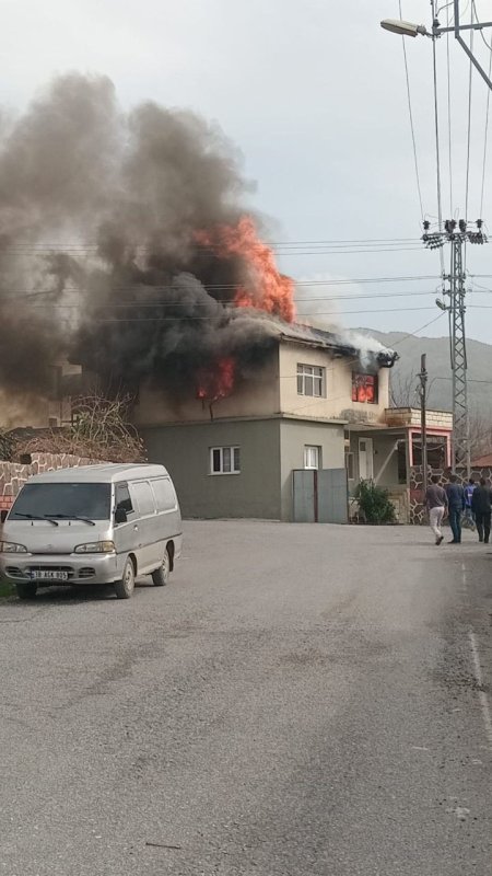 Hatay’da 2 katlı müstakil ev alevlere teslim oldu