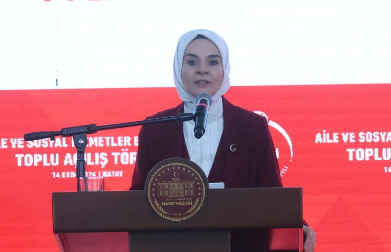 Bakan Göktaş: "Hatay’a 55 milyar liralık yatırım ve destekte bulunduk" (Fotoğraflı) Ramazan İlın HATAY (İHA) - Aile ve Sosyal Hizmetler Bakanı Mahinur Özdemir Göktaş, Hatay’da deprem sonrası yeniden inşa edilen 7 sosyal hizmet binasının açılışını gerçekleştirdi. Törende konuşan Bakan Göktaş, son çeyrek asırda Hatay’a 55 milyar liralık yatırım ve destekte bulunduklarını belirterek, konteynerlerde yaşayan ve kalıcı konutlarına geçecek ailelere bin 759 haneye taşınma ve kira desteği sağlayacaklarını söyledi. Aile ve Sosyal Hizmetler Bakanı Mahinur Özdemir Göktaş, çeşitli temaslarda bulunmak üzere Hatay’a geldi. Bakan Göktaş, Hatay Valiliği ziyaretinin ardından yeni inşa edilen Hatay Aile ve Sosyal Hizmetler İl Müdürlüğü binasında düzenlenen toplu açılış törenine katıldı. Törende Hatay Aile ve Sosyal Hizmetler İl Müdürlüğü, Antakya, Kırıkhan, Hassa, Dörtyol ve Arsuz Sosyal Hizmet Merkezleri ile Antakya Engelsiz Yaşam Bakım ve Rehabilitasyon Merkezi hizmete açıldı. Açılış töreninde konuşan Bakan Göktaş, 6 Şubat depremlerinin ardından Hatay’da yürütülen yeniden inşa çalışmalarının yanı sıra sosyal hizmet alanındaki yatırımların da sürdüğünü belirtti. Hatay’ın farklı kültürlerin bir arada yaşadığı bir gönül şehri olduğunu ifade eden Göktaş, sosyal devlet anlayışıyla vatandaşların ihtiyaçlarına cevap vermeyi amaçladıklarını söyledi. "Son çeyrek asırda Hatay’a, 55 milyar liralık yatırım ve destekte bulunduk" Depremin ardından yeniden inşa edilen 7 yeni hizmet binasıyla daha çok vatandaşa ulaşacaklarını ifade eden Bakan Göktaş, bugün Hatay’ın yeniden doğuşuna güç katacak bir açılışı yapmanın gururunu yaşadığını belirterek, "Bu kadim şehre 7 yeni hizmet, 7 yeni eser kazandırıyor olmaktan büyük mutluluk duyuyoruz. Bu merkezlerimiz, vatandaşımıza daha yakın, ihtiyaçlara daha hızlı ulaşan bir anlayışın yeni adresleri olacak. Devletimizin şefkat elini daha çok haneye, daha çok gönüle uzatacak. Bu merkezlerde çocuklarımızın hayalleri büyüyecek, ailelerimiz huzur bulacak. Yaşlılarımız ve engelli kardeşlerimiz hayata daha etkin katılacak. Her bir merkezimiz, Hatay’a verdiğimiz sözün ve bu şehre duyduğumuz vefanın kıymetli bir nişanesi olacak. Ben bu sözün yerine getirilmesinde emeği bulunan herkese teşekkür ediyorum. Kuruluşlarımızın Hatay’ımıza hayırlı olmasını diliyorum. Hatay; farklı kültürlerin aynı sofrada buluştuğu bir gönül şehridir. Bu topraklarda, farklı dillerde verilen selamlar, aynı sıcaklıkla karşılık bulur. Komşunun derdi kendi derdi, komşunun sevinci kendi sevincidir. Hatay’ı eşsiz kılan da, asırlardır var olan bu kardeşlik iklimdir. Sosyal devlet anlayışımız da bu güzel mirastan ilham alır. Vatandaşının her ihtiyacını gözeten, her zaman onun yanında duran bir devlet olmayı esas alır. Bu anlayışı devletimizin temel ilkesi hâline getiren, her daim milletinin yanında olan Cumhurbaşkanımız Recep Tayyip Erdoğan’dır. Hatay’a kazandırdığımız her eser de bu iradenin şehrimizdeki en güzel yansımasıdır. Bu kapsamda Bakanlık olarak, son çeyrek asırda Hatay’a, 55 milyar liralık yatırım ve destekte bulunduk. Bugün Hatay’da faaliyet gösteren 47 kuruluşumuzla; kadınların, çocukların, engelli bireylerin ve büyüklerimizin ihtiyaçlarına cevap veriyoruz. Bunun yanı sıra 6 bin 117 çocuğumuz için sunduğumuz sosyal ve ekonomik desteklerimizle eğitimlerine katkı sunuyoruz. Sadece bu yıl SED kapsamında 486 milyon lirayı çocuklarımızın geleceği için kullandık. Diğer yandan Evde Bakım Yardımıyla, 14 bin vatandaşımıza ailesinin yanında destek oluyoruz. Bu yıl, Hataylı vatandaşlarımız için toplam 1,63 milyar lira Evde Bakım Yardımı sağladık. Ulusal Vefa Programımızla da, 3 bin 640 yaşlımızın ve engelli vatandaşımızın günlük ihtiyacını karşıladık" dedi. "Konteynerde kalan ve kalıcı konutlarına çıkacak olan sosyal yardım yararlanıcısı bin 759 hanemize taşınma ve kira desteğinde bulunacağız" Hatay’da 10 bin 948 genç Aile ve Gençlik Fonumuzdan yararlandığını söyleyen Bakan Göktaş, doğum yardımlarında Hatay’da 29 bin 340 anneye toplam 676 milyon lira destek sağladıklarına değinerek, "Geçtiğimiz yıllarda Hatay’a kazandırdığımız, Gündüzlü Bakım ve Aktif Yaşam Merkezi ile Çocuk Evleri Sitesini hizmete açmıştık. Hatay'a yeni hizmetler kazandırmak için çalışmalarımızı hız kesmeden sürdürüyoruz. İnşallah kısa süre içerisinde biri Antakya'da olmak üzere iki huzurevi yaşlı bakım ve rehabilitasyon merkezini şehrimize kazandıracağız. Ayrıca Samandağ, Defne ve Reyhanlı'da da birer Sosyal Hizmet Merkezini hizmete sunacağız. Buradan bir haberi de Hataylı kardeşlerimizle paylaşmak isterim. İnşallah kısa sürede konteynerde kalan ve kalıcı konutlarına çıkacak olan sosyal yardım yararlanıcısı bin 759 hanemize taşınma ve kira desteğinde bulunacağız. Bugün de tüm bu hizmet zincirine, yeni halkalar ekliyoruz. İl Müdürlüğümüzü, 5 Sosyal Hizmet Merkezimiz ile Engelsiz Yaşam Bakım ve Rehabilitasyon Merkezimizi hizmete açıyoruz. İl Müdürlüğümüz, Hatay’ın dört bir yanına uzanan hizmetlerimizin yeni merkezi olacak. Antakya, Kırıkhan, Hassa, Dörtyol ve Arsuz'daki sosyal hizmet merkezlerimiz vatandaşımızla devletimiz arasında en güçlü gönül köprüsü olacak. Antakya Engelsiz Yaşam Bakım ve Rehabilitasyon Merkezimizde engelli kardeşlerimizin gelişimini fizyoterapi ve bireysel eğitimle destekleyeceğiz. İş ve uğraşı atölyelerinde de onların üretkenliğini ve özgüvenini güçlendireceğiz. Yaşam evlerimizde ise aile sıcaklığını aratmayan bir ortamda hayatlarını sürdürecekler. Gönül şehri Hatay’ın sıcaklığı, bu kapılardan giren her vatandaşımızı karşılayacak" şeklinde konuştu. "'İyilik Var' platformu üzerinden herkes kendi imkânı ölçüsünde çocuklarımıza, yaşlılarımıza ve engelli kardeşlerimize el uzatabiliyor" ‘İyilik Var’ platformuyla çocuklara, yaşlılara ve engelililere el uzatacaklarını belirten Bakan Göktaş, "Tüm hizmetlerimizi gönüllülerimizin katkısıyla daha da güçlendirmeyi hedefliyoruz. İyilik Var platformu bu hedefimizin en güçlü adımlarından biridir. Bu platform üzerinden herkes kendi imkânı ölçüsünde çocuklarımıza, yaşlılarımıza ve engelli kardeşlerimize el uzatabiliyor. Gönüllülük ruhunu kuruluşlarımızın gündelik hayatına taşıyor, iyiliği herkes için ulaşılabilir kılıyor. Bugün 'İyilik Var' karavanımız da Hatay’dan yolculuğuna başladı. Böylece gönüllülük çağrımızı, her şehre ulaştıracağız. Bu vesileyle buradaki herkesi bu güzel yolculukta bizimle birlikte olmaya davet ediyorum. Bakanlık olarak, komşusunun derdini kendi derdi bilen bu şehirde, biz de her vatandaşımızın derdini kendi derdimiz bilmeye devam edeceğiz. Aile ve Nüfus 10 Yılı’nda, güçlü ailelerin, güçlü bir sosyal hizmet ağıyla büyüyeceği bir geleceği hep birlikte inşa edeceğiz. Bu duygularla sözlerime son verirken, yeni merkezlerimizin vatandaşlarımız için hayırlı, şehrimiz için iyilik vesilesi olmasını diliyorum. Bu eserlerin hayata geçmesinde emeği geçen herkese teşekkür ediyor, sizleri muhabbetle selamlıyorum" ifadelerini kullandı.